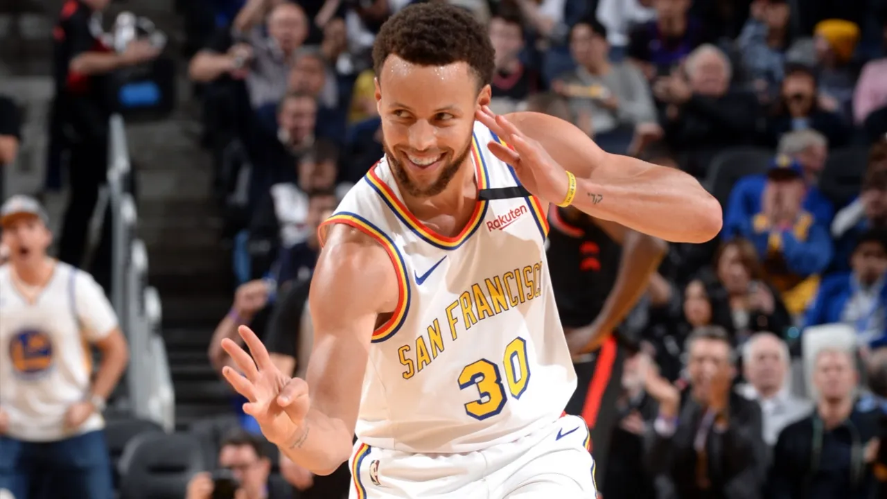 La Superestrella de los Warriors Stephen Curry práctica a tiempo completo