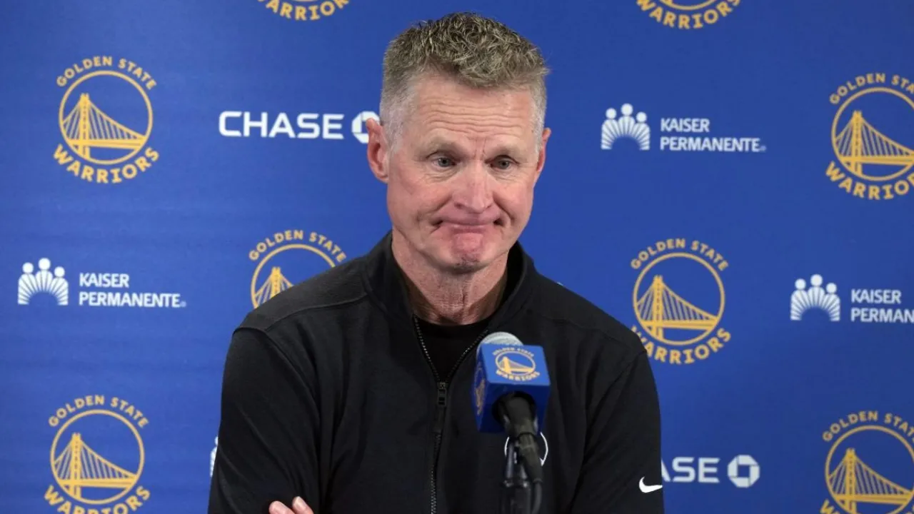 Steve Kerr, entrenador de los Golden State Warriors, mantiene una perspectiva optimista a pesar de la racha negativa