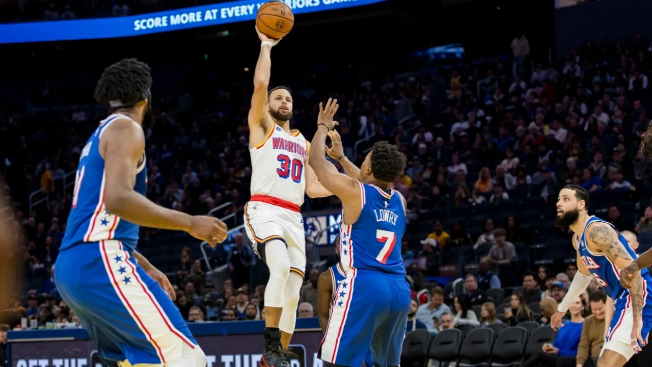 Stephen Curry se prende en llamas desde el mas allá en la aplastante victoria de los Warriors sobre los 76ers