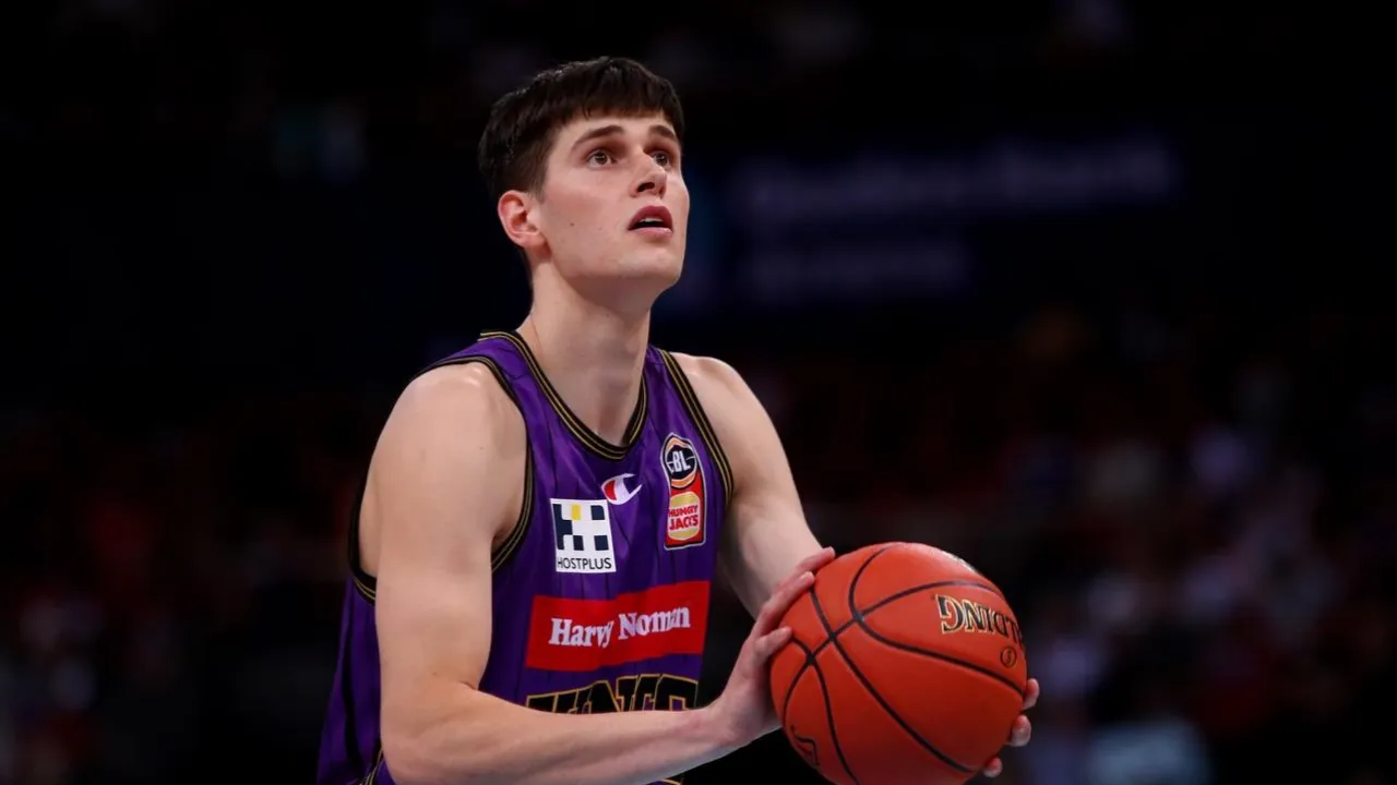 Los Warriors adquieren los derechos de draft del alero Alex Toohey y del base Jahmai Mashack