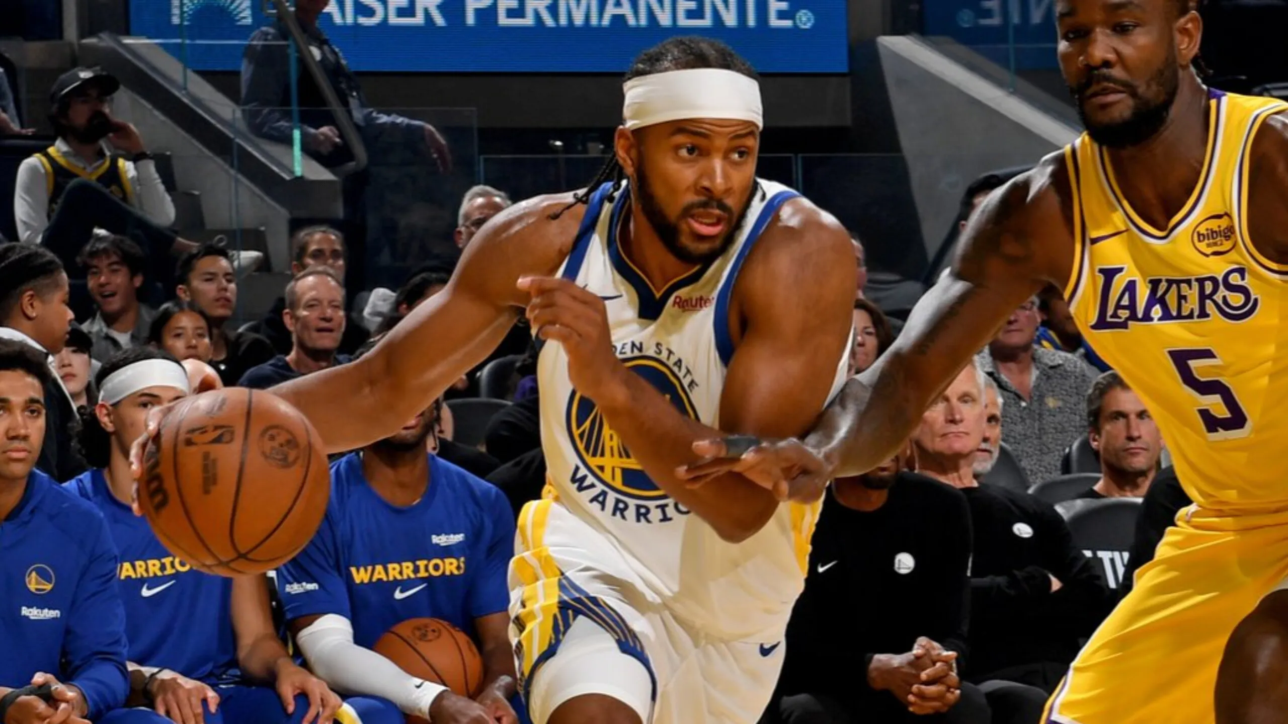 Los Warriors abre la pretemporada 2025 con victoria ante Lakers 111-103