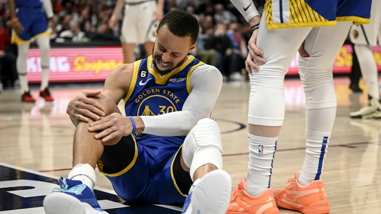 La estrella de los Warriors, Steph Curry, practica la paciencia en medio de una lesión de rodilla _dolorosa_