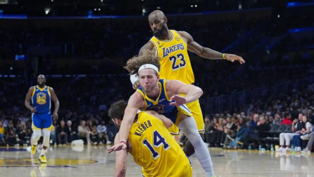 LeBron James suma 20 puntos y 10 asistencias para liderar a los Lakers sin Luka ante los Warriors