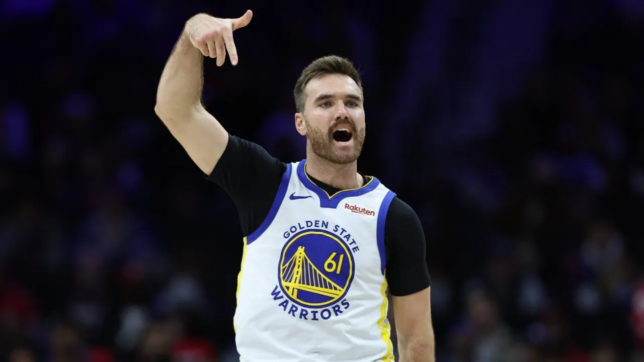 Los Warriors convierten a Pat Spencer en contrato estándar